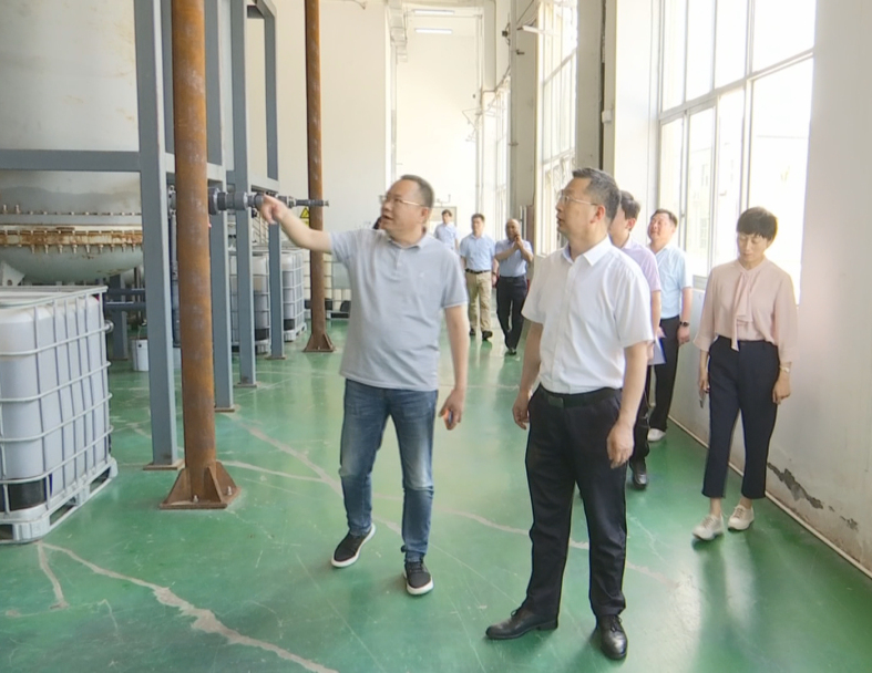 在陪同過程中，市、區(qū)領(lǐng)導(dǎo)了解到了古特生物從成立公司研發(fā)生物合成技術(shù)到現(xiàn)在擁有三座生產(chǎn)基地這十二年來的的發(fā)展歷程，CEO秦永發(fā)對古特生物的生產(chǎn)現(xiàn)狀及未來發(fā)展規(guī)劃也作了詳細(xì)說明。