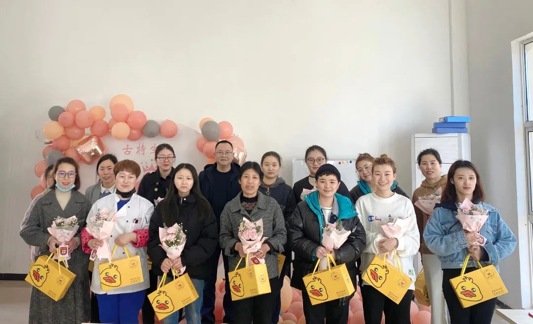 安徽古特生物科技有限公司于2022年3月8日組織開展了節(jié)日活動，公司全體女職工及特邀嘉賓—總經(jīng)理秦永發(fā)先生在溫馨愉快的氛圍中共度女神節(jié)。